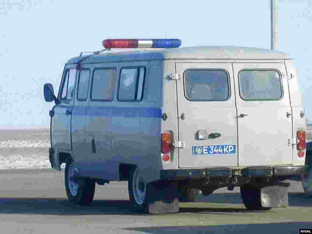 Полицейский микроавтобус покидает место забастовки. Карабатан, 20 декабря 2008 года. - Полицейский микроавтобус покидает место забастовки. Карабатан, 20 декабря 2008 года. 