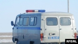 Полицейский микроавтобус покидает место забастовки. Карабатан, 20 декабря 2008 года. 