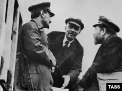 Лев Троцкий, Владимир Ленин и Лев Каменев (слева направо)