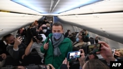 Літак з Навальним приземлився в аеропорту «Шереметьєво» поблизу столиці Росії Москви