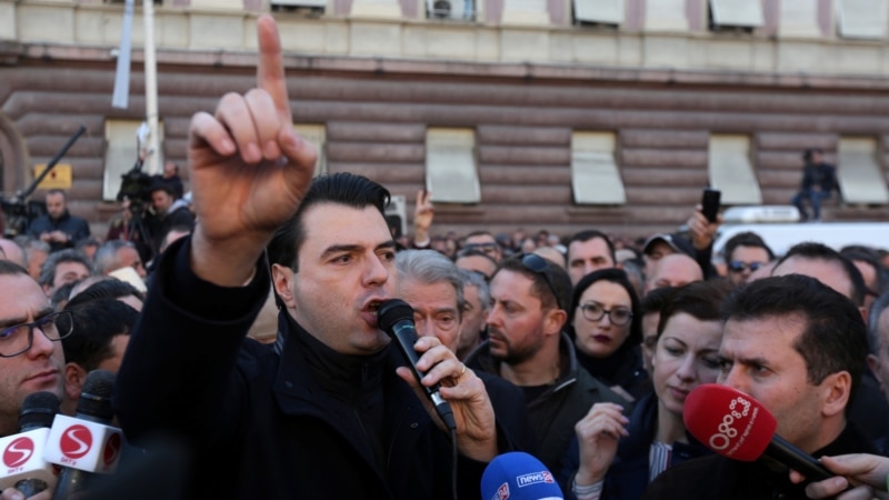 Албанската опозиција повикува на протест, САД и ЕУ на воздржаност 