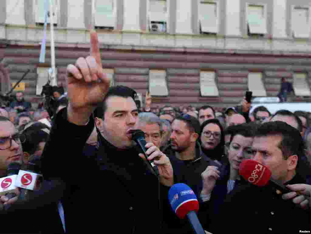 АЛБАНИЈА - Собранието на Албанија и официјално е без опозиција, откако лидерот на опозициската Демократската партија, Љуљзим Баша до Претседателството на Парламентот ги достави изјавите потпишани од пратениците со кои тие се откажуват од пратеничките мандати.