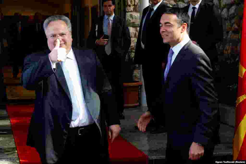 ГРЦИЈА - Шефот на грчката дипломатија Никос Коѕијас, во интервју за Еуроактив, изјави дека Европа треба да го исполни даденото ветување кон Македонија и Албанија и да почне преговори. Тој ја повика Франција, која важи за противник на одлуката за преговори, да се согласи за да нема дестабилизација на Балканот.