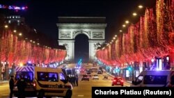 Французька поліція патрулює на Єлисейських полях у Парижі через заборону святкувань у зв'язку із коронавірусною пандемією. 31 грудня 2020 року