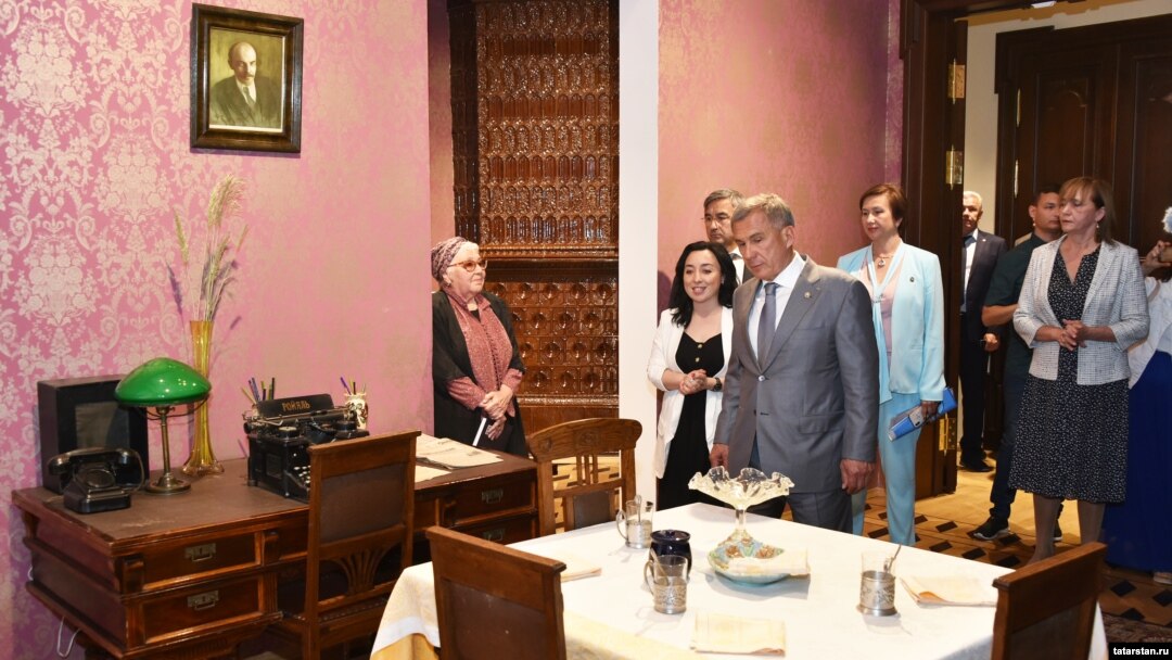 Татарстан президенты Рөстәм Миңнеханов Татар әдәбияты музеенда, 1 июль 2019