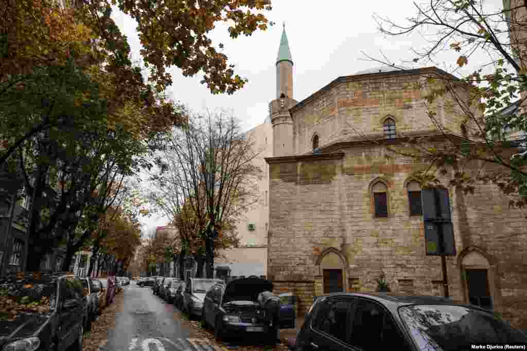 Na fotografiji: Bajrakli džamija. Beograd ima jednu džamiju koja datira još od 1575. godine, kada je grad bio deo Otomanskog carstva. Priča o manjku džamija u Beogradu došla je u fokus kada su vlasti odlučile da sruše improvizovani objekat za molitvu u severnom području Zemun Polja uoči meseca posta, Ramazana, u maju ove godine.