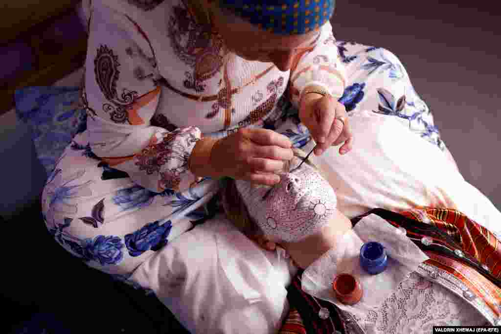 Традиционную роспись на лицо невесты наносит 73-летняя Азиза Сефитагич. Традиция существовала на протяжении поколений, но сейчас она находится на грани исчезновения