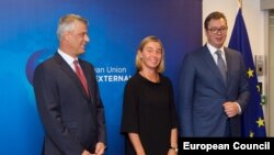 Затянувшаяся нормализация: президенты Косова и Сербии Хашим Тачи (слева) и Александр Вучич в компании главы внешнеполитического ведомства ЕС Федерики Могерини