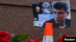 Место смерти Бориса Немцова превратилось в мемориал