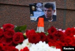 Мәскеудің орталығында Борис Немцов қаза тапқан жерге жұртшылық әкелген гүлдер. 28 ақпан 2015 жыл.