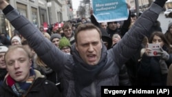 Оппозициячыл активист Алексей Навальныйды Мосвадагы жүрүшкө кошулгандан көп өтпөй полиция кармап кетти, 28-январь 2018-жыл.