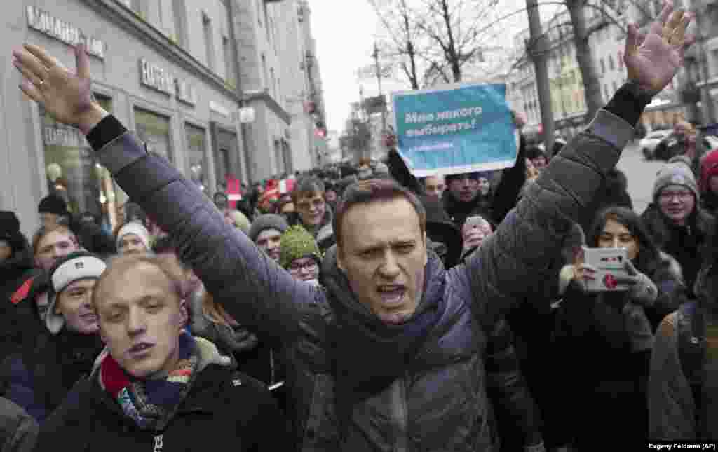Алексей Навальный на акции протеста в Москве. Его задержали на Тверской улице. Вместе с политиком в автозак попали несколько человек, которые сопровождали его.