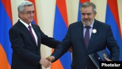 Armenia - President Serzh Sarkisian awards a medal to Hrant Markarian, a leader of the Armenian Revolutionary Federation, in Yerevan, 20Sep2016.