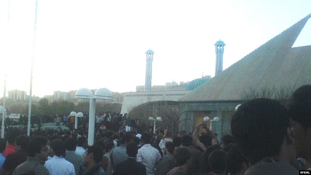 فعالان دانشجویی می گویند دو هزار نفر در تظاهرات روز یکشنبه شرکت کرده اند.