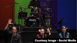 نمایی از یک کنسرت قدیمی گروه «آوای مهربانی»