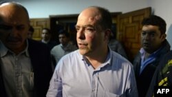 خوليو بورگس، از نمايندگان مخالف که هدف حمله نمایندگان هوادار دولت ونزوئلا قرار گرفته است.