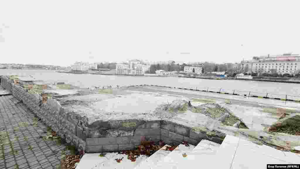 Разбитую набережную в Севастополе не спешат ремонтировать