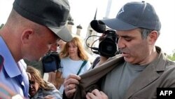 Оппозиционерам на этот раз дали улететь из Шереметьева, но нервы все равно потрепали