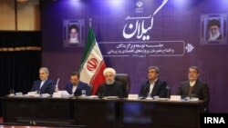 حسن روحانی، رئیس جمهور ایران (وسط)