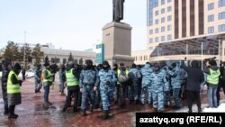 Полицейские Нур-Султана задерживают протестующих. 1 марта 2020 года.