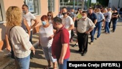 Избиратели из Приднестровья в очереди на голосование в Варнице, 11 июля 2021