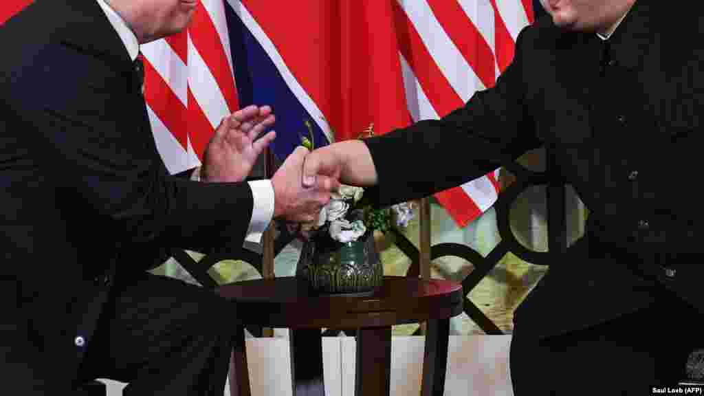 ВИЕТНАМ - Американскиот претседател Доналд Трамп и лидерот на Северна Кореја Ким Џонг Ун го почнаа нивниот втор самит со ракување и топли зборови. Пред нивната вечера во главниот град на Виетнам, Ханој, Трамп рече дека најголем напредок од нивниот прв состанок лани беше неговата лична врска со Ким.