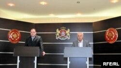 რევაზ ჭარბაძე, თავდაცვის სამინისტროს შესყიდვების დეპარტამენტის უფროსმა (მარცხნივ) და პანტიკო თორდია, თბილავიამშენის დირექტორი