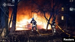 Zjarrfikësit përpiqen ta shuajnë zjarrin pranë një ndërtese banimi që u bombardua nga Rusia në Sumi, Ukrainë, 17 nëntor.