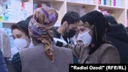 Женщины в масках в одной из аптек Таджикистана.