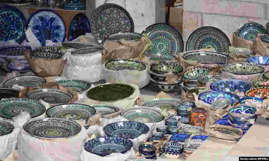 Посуда, привезенная на выставку ремесленниками из Узбекистана.