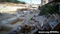 Строительные работы на территории бывшего 54-го механического завода, где уничтожены археологические артефакты. Июль 2019 года