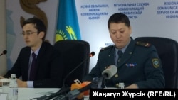 Исполняющий обязанности начальника департамента по ЧС Актюбинской области Кайрат Касым (справа) на брифинге. Актобе, 28 февраля 2018 года.