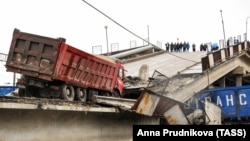 Амурская область. На месте частичного обрушения автомобильного моста на железнодорожные пути Транссибирской магистрали в городе Свободный. 9 октября 2018