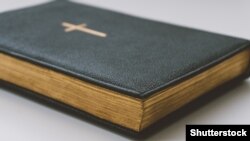 Библия, иллюстративное фото 