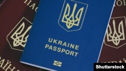 Суд дозволив позивачці отримати паспорт у вигляді книжечки