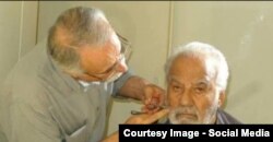 ناصر ملک‌مطیعی در حال تست گریم توسط عبدالله اسکندری برای فیلم «نقش نگار»