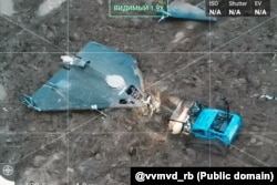 Працы па абяшкоджваньні бесьпілётніка, падобнага да расейскага «Шахеда», які заляцеў на тэрыторыю Беларусі. Відэа Міністэрства ўнутраных справаў Беларусі, апублікаванае 18 сакавіка 2026 году