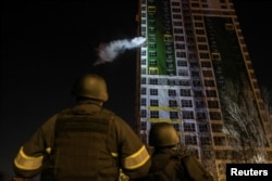 Un bloc din Kiev lovit de o dronă rusească, la 14 noiembrie 2025.