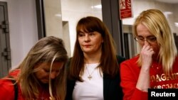 Justyna Wydrzynska (centru) și colegele sale de la Abortion Dream Team.