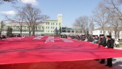 Чиновники та активісти розгорнули «прапор перемоги» в Керчі, 18 березня 2020 року