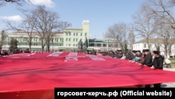Чиновники и активисты развернули «знамя победы» в Керчи, 18 марта 2020 года