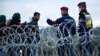 Hungaria forcon kufirin, migrantët s’heqin dorë