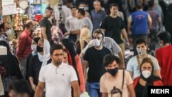 فرمانده ستاد مقابله با کرونا در تهران به مردم هشدار داده که نباید فکر کنند استفاده از ماسک، «ایمنی کاذب» ایجاد میکند.