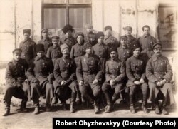 Військовослужбовці Армії УНР в таборі інтернованих у місті Каліш (Польща), квітень 1921 року