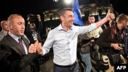 Ramush Haradinaj (AAK) dhe Kadri Veseli (PDK) pas fitores në zgjedhjet e 2017-s.