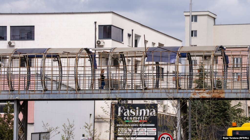 Mbikalimi prej hekuri në Fushë-Kosovë shihet në gjendje të keqe nga mosmirëmbajtja, pothuajse plotësisht i ndryshkur dhe pa mburojë.