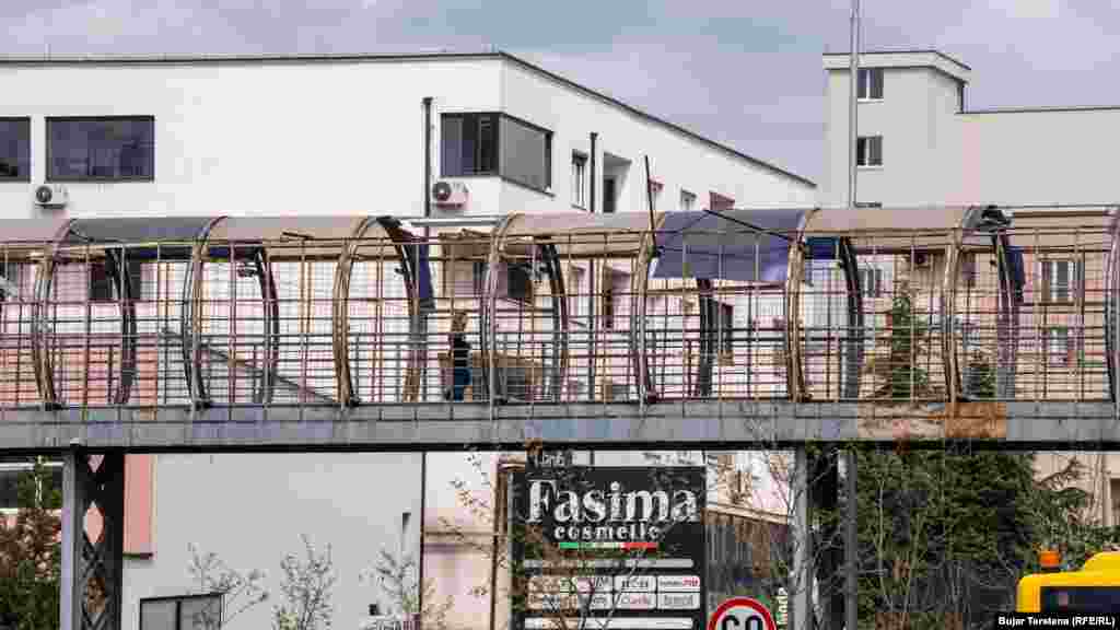 Mbikalimi prej hekuri në Fushë-Kosovë shihet në gjendje të keqe nga mosmirëmbajtja, pothuajse plotësisht i ndryshkur dhe pa mburojë.