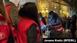 Lekarski tim pruža prvu pomoć povređenima na protestu u Novom Sadu, gde je 16. februara došlo do napada na grupu studenata i novinara. 
