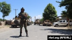 Resmiler çaknyşyklarda howpsuzlyk güýçleriniň hataryndan ençeme esgeriň, şeýle-de birnäçe jeňçiniň öldürilendigini habar berdiler. Arhiwden alnan illýustrasiýa suraty.