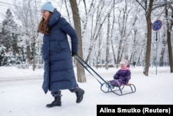Батьки, попри обстріли і знеструмлення, намагаються зробити все можливе, щоб малюки відчували себе добре. Київ, 14 січня 2026 року